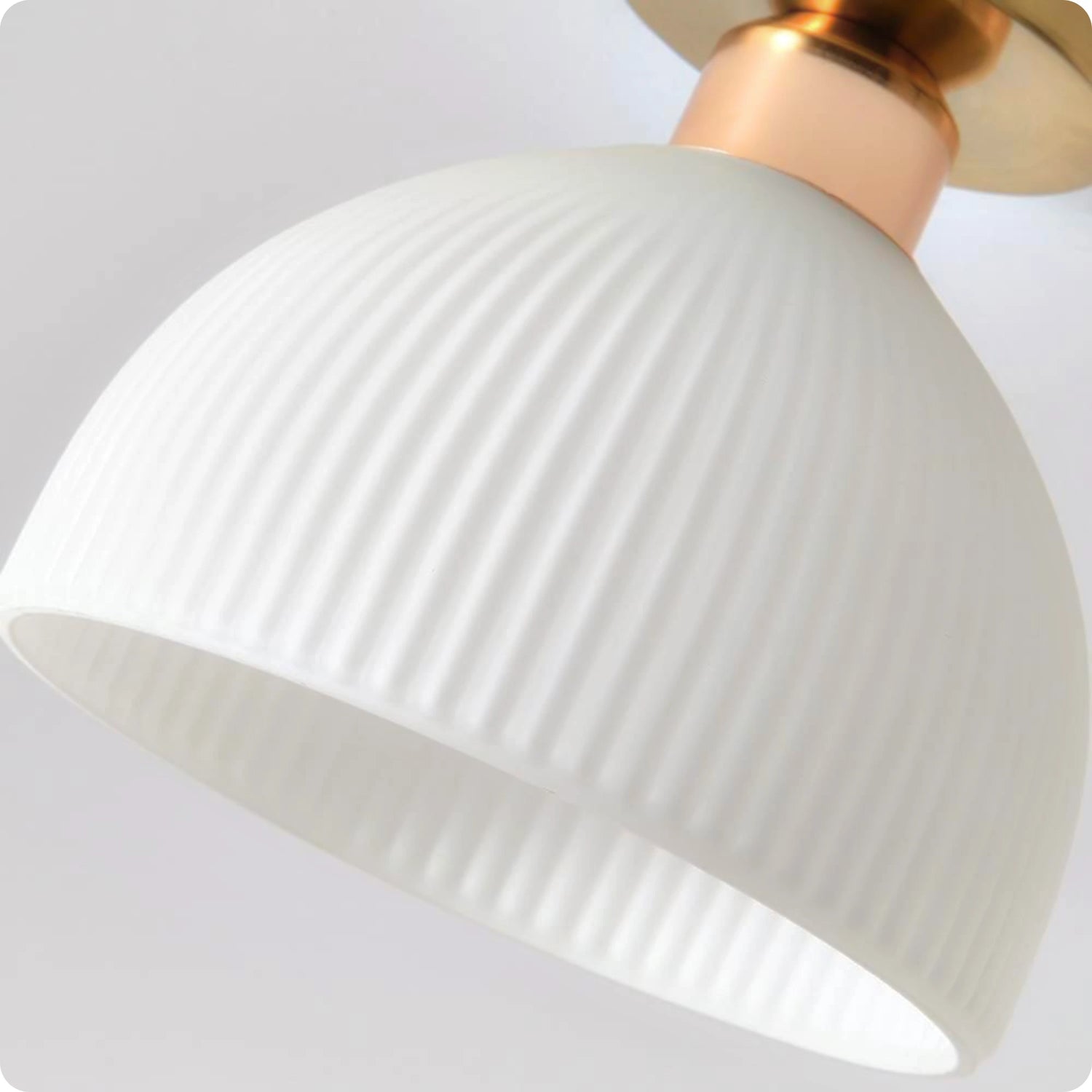 Plafonnier en verre blanc et finition lisse pour éclairage chaleureux - PlafonnierDeco