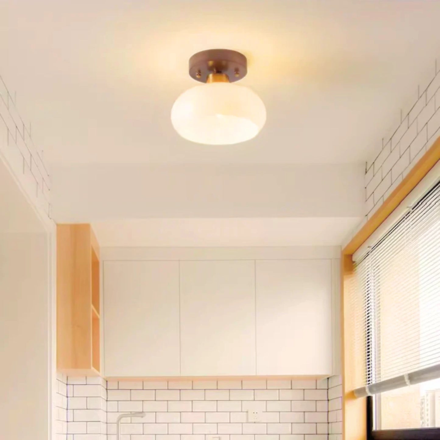 Plafonnier design laiton et verre dépoli – Lumière douce et chic - PlafonnierDeco