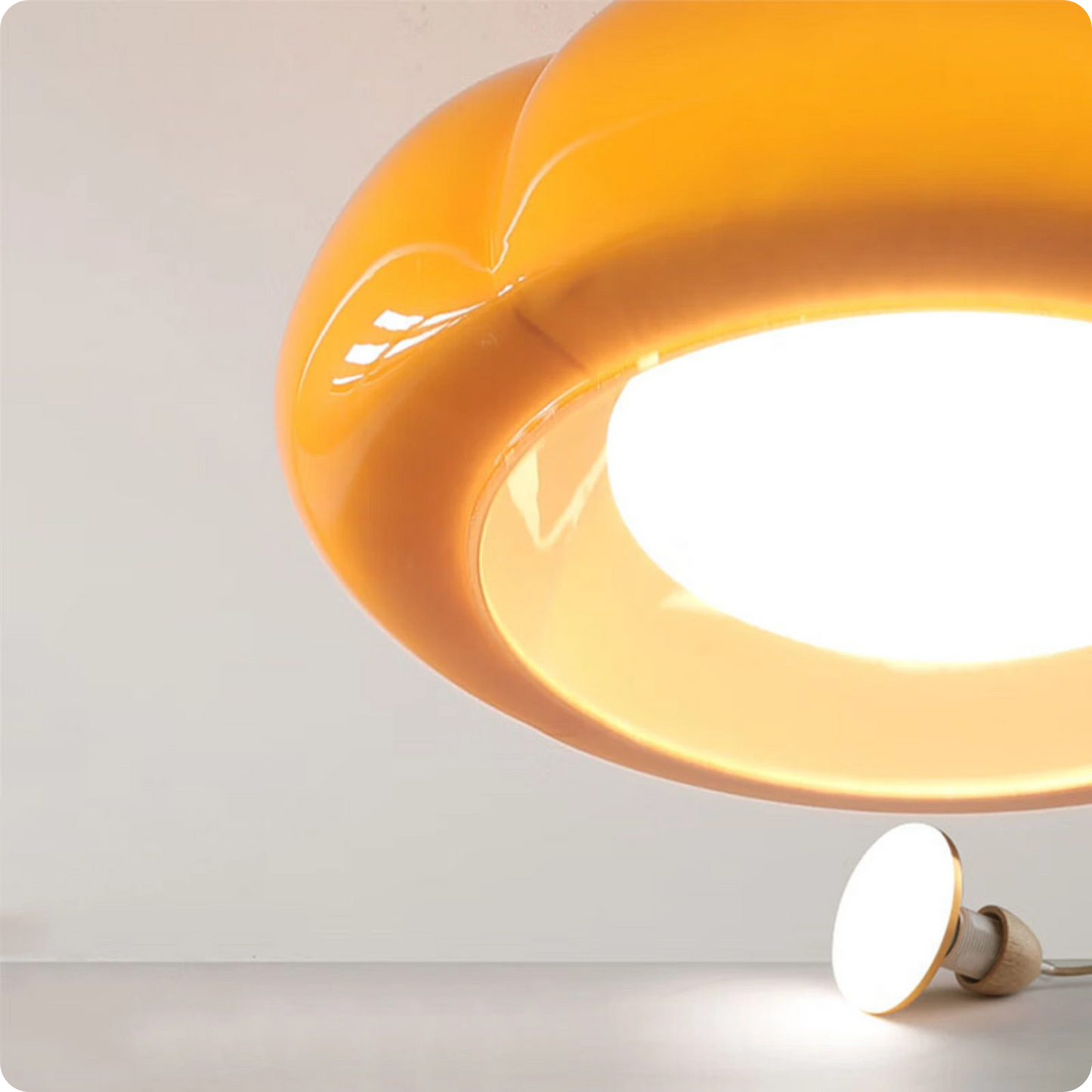 Plafonnier moderne en résine et cuivre avec ampoule LED pour un éclairage doux
