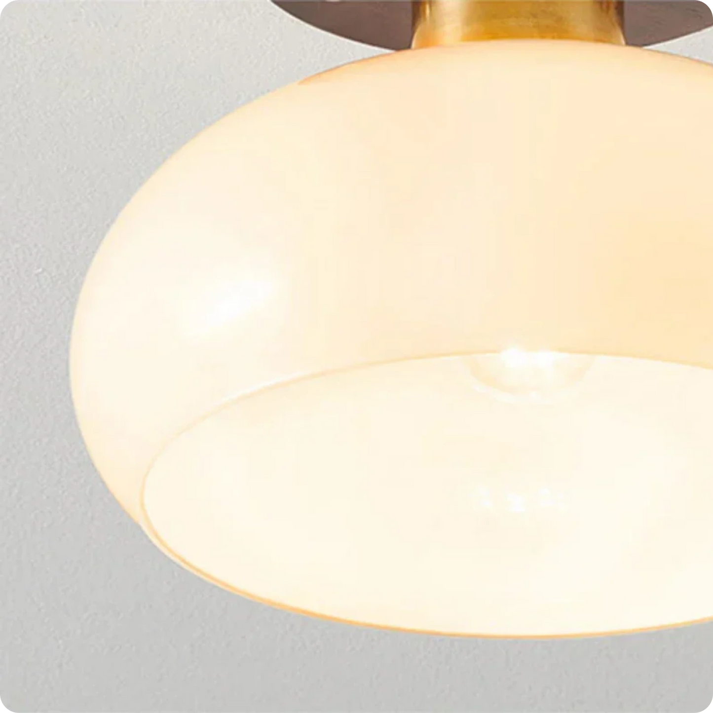 Plafonnier design laiton et verre dépoli – Lumière douce et chic - PlafonnierDeco