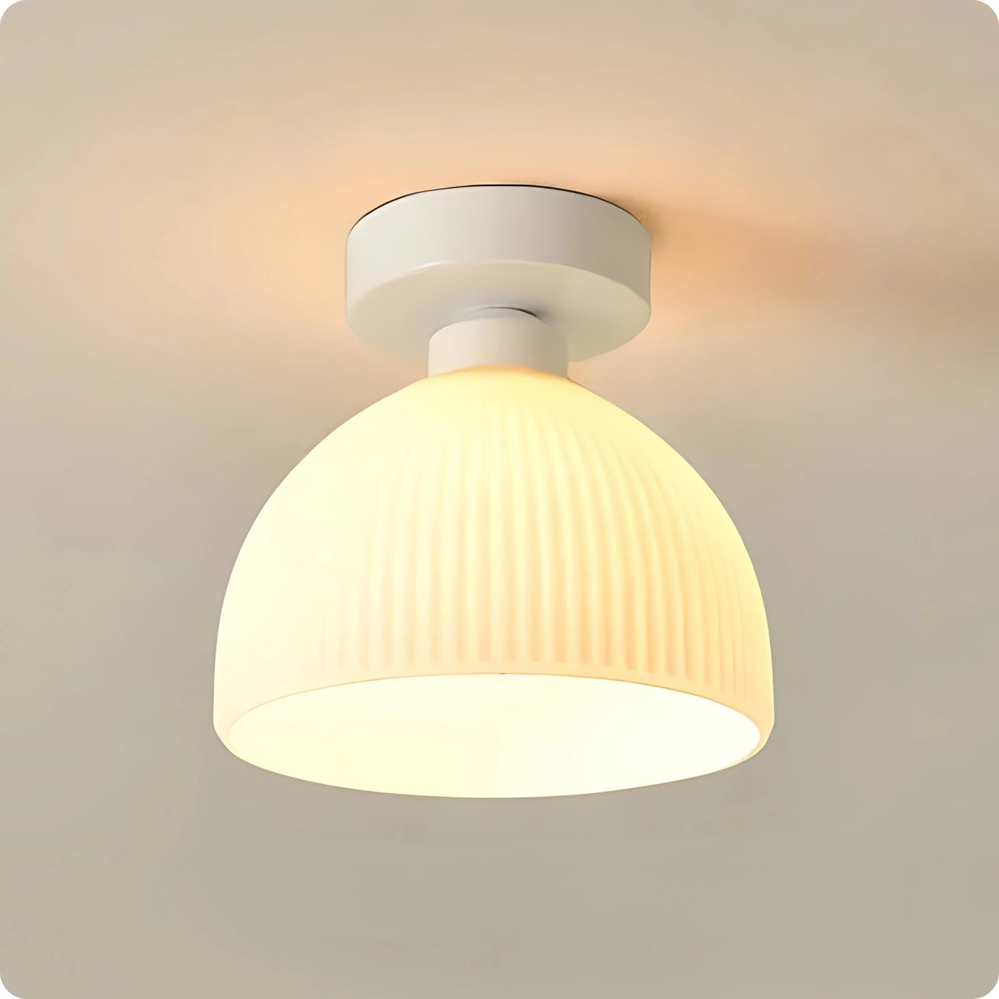 Plafonnier en verre blanc et finition lisse pour éclairage chaleureux - PlafonnierDeco