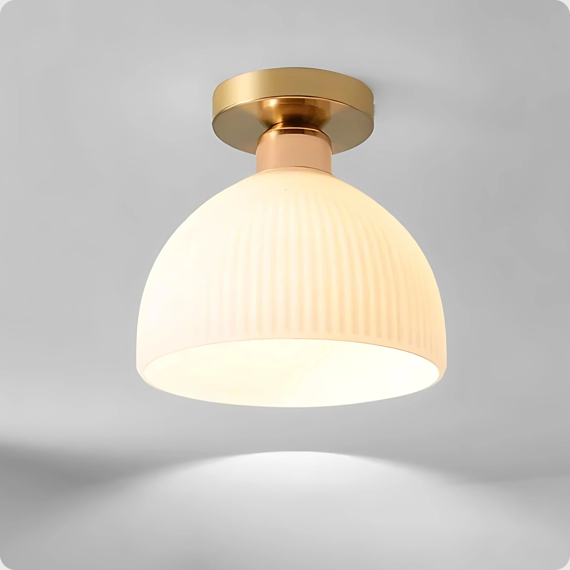 Plafonnier en verre blanc et finition lisse pour éclairage chaleureux - PlafonnierDeco