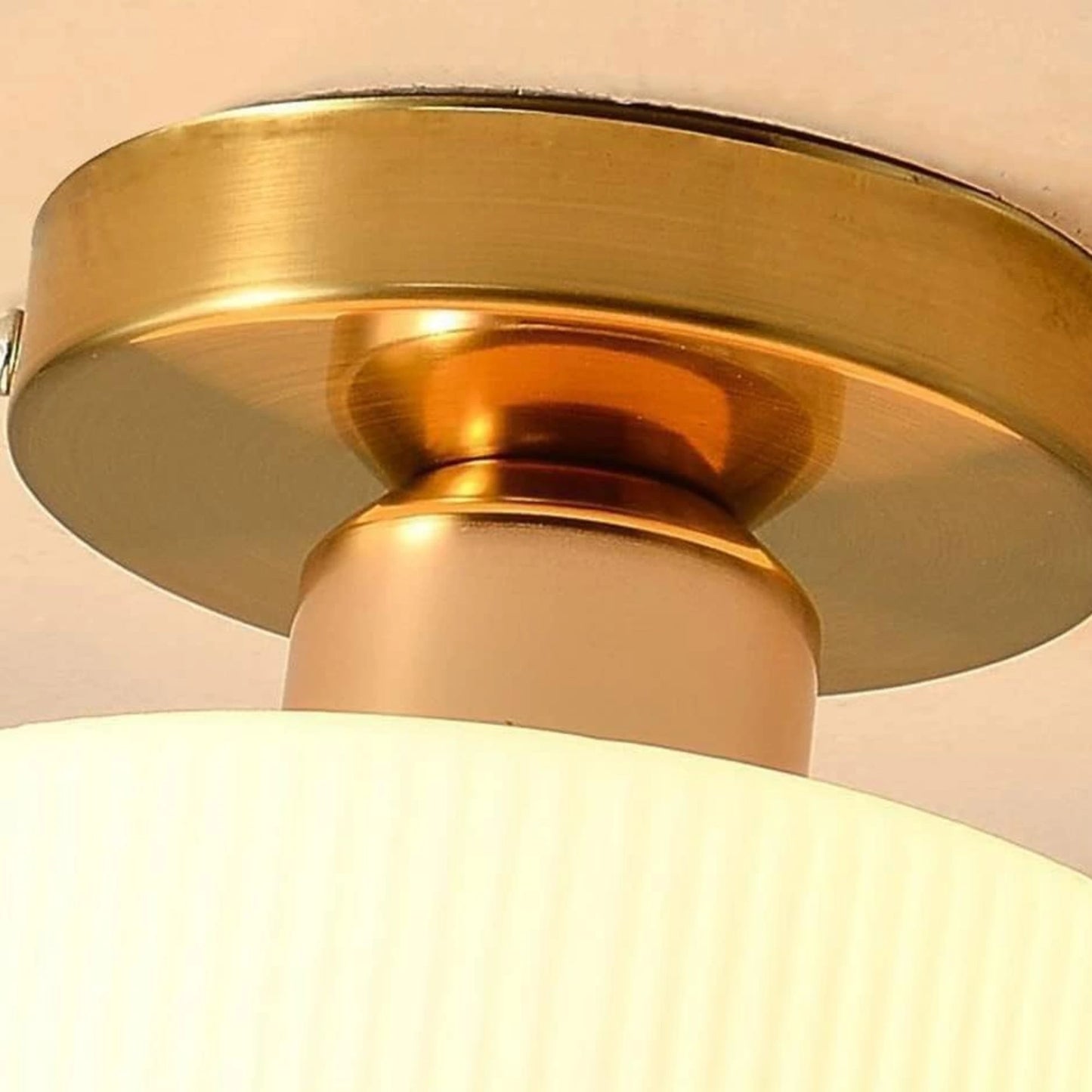 Plafonnier en verre blanc et finition lisse pour éclairage chaleureux - PlafonnierDeco