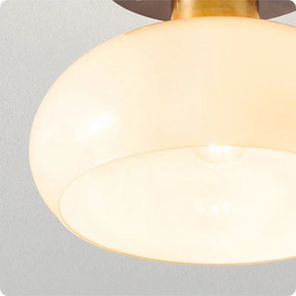 Plafonnier design laiton et verre dépoli – Lumière douce et chic - PlafonnierDeco